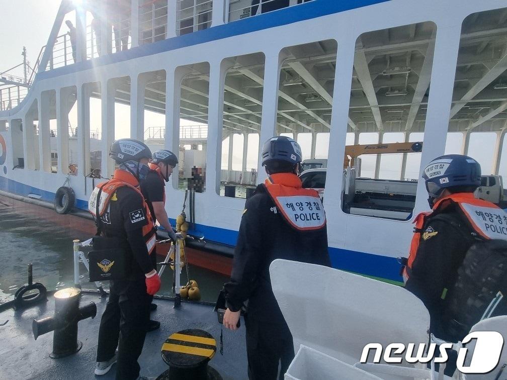 본문 이미지 - 13일 오전 7시3분쯤 전남 신안군 안좌도 북서방 인근 해상에서 466톤급 여객선 A호와 29톤급 어선 B호가 충돌했다. 해경이 출동해 현장조사하고 있다.(목포해경 제공)2023.6.13/뉴스1