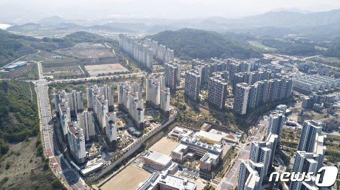 본문 이미지 -  13일 충북 충주시는 서충주신도시에 마을버스 1대를 추가해 모두 2대를 운행한다고 밝혔다. 사진은 서충주신도시 전경.(충주시 제공)2023.6.13/뉴스1