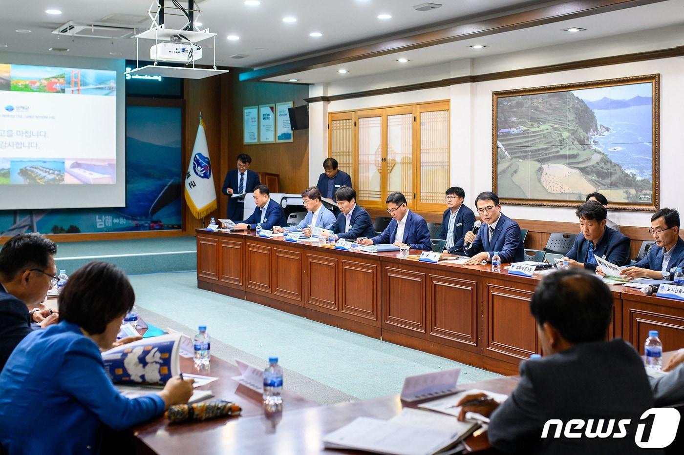 남해군이 지난 12일 군청 회의실에서 '남해~여수 해저터널건설 남해군 발전전략수립 용역' 최종보고회를 하고 있다(남해군 제공).