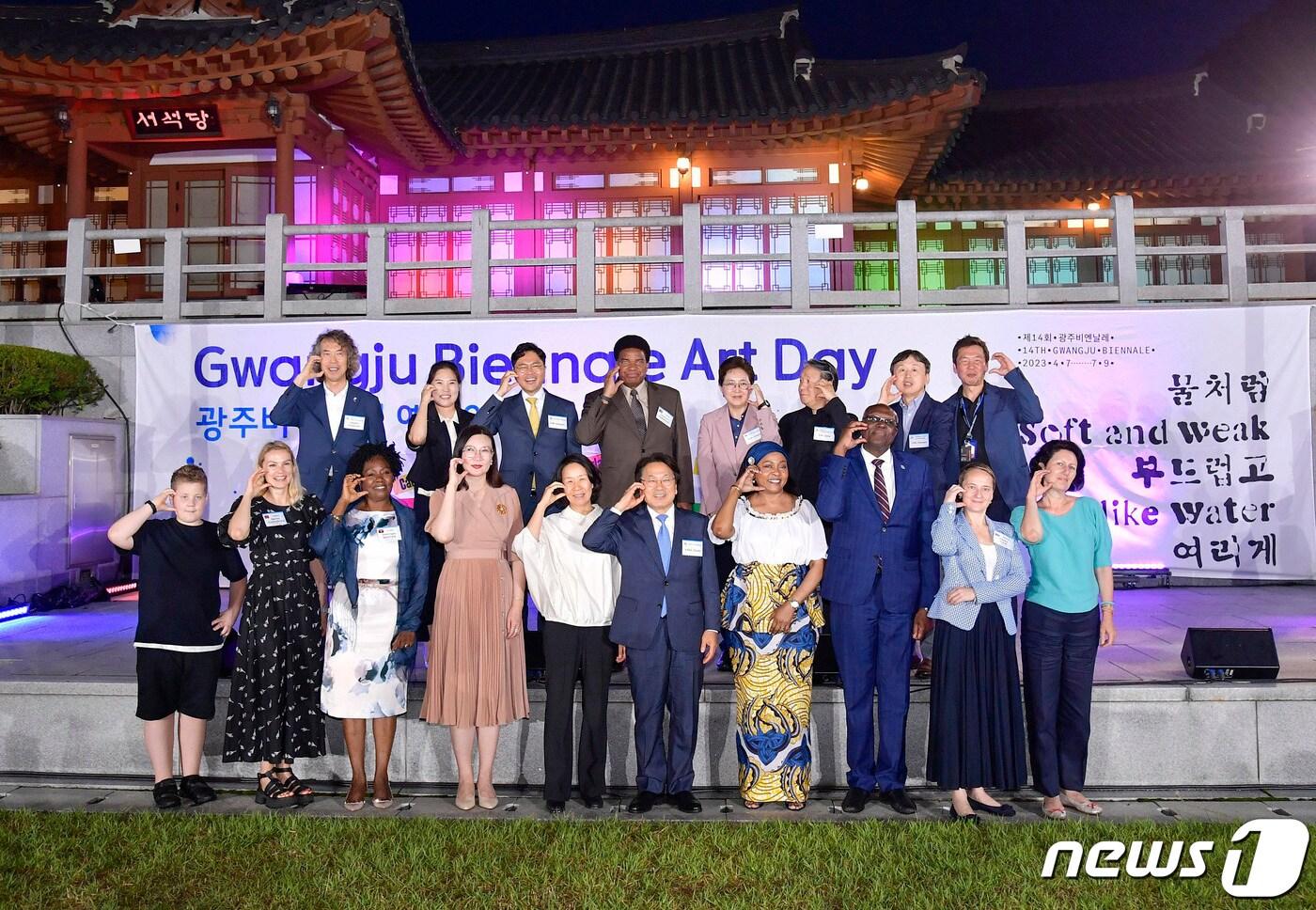 본문 이미지 - 강기정 광주시장이 지난달 12일 오후 동구 광주전통문화관에서 열린 '제1회 광주비엔날레 예술의 날' 행사에 참석해 콩고대사·7개국 주한대사 배우자, 김광진 문화경제부시장 등 내빈들과 기념촬영을 하고 있다.(광주시 제공)2023.6.13/뉴스1 