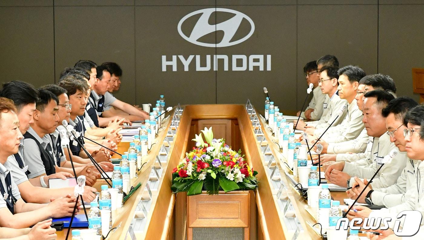 현대자동차 노사 교섭대표들이 지난 6월 13일 현대차 울산공장 본관 동행룸에서 '2023년 임금협상 상견례'를 하고 있다. (현대자동차 제공) 2023.6.13/뉴스1 ⓒ News1 조민주 기자