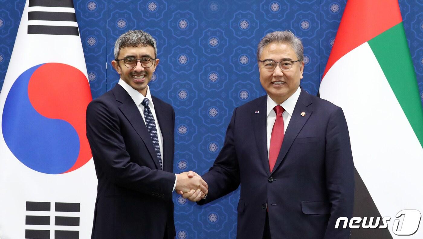 본문 이미지 - 박진 외교부 장관(오른쪽)과 압둘라 빈 자이드 알 나흐얀 UAE 외교장관. 2023.6.13/뉴스1 ⓒ News1 김명섭 기자