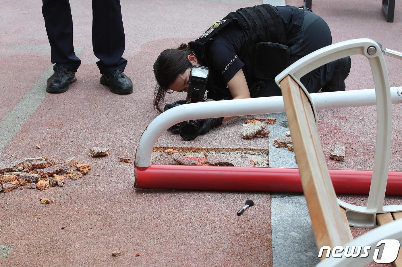 13일 오후 경찰과 국립과학수사연구원 관계자들이 경북 경산의 한 아파트에서 발생한 초등생 사망 사고와 관련 흔들의자 주변에 대한 합동 감식을 진행하고 있다. 2023.6.13/뉴스1 ⓒ News1 공정식 기자