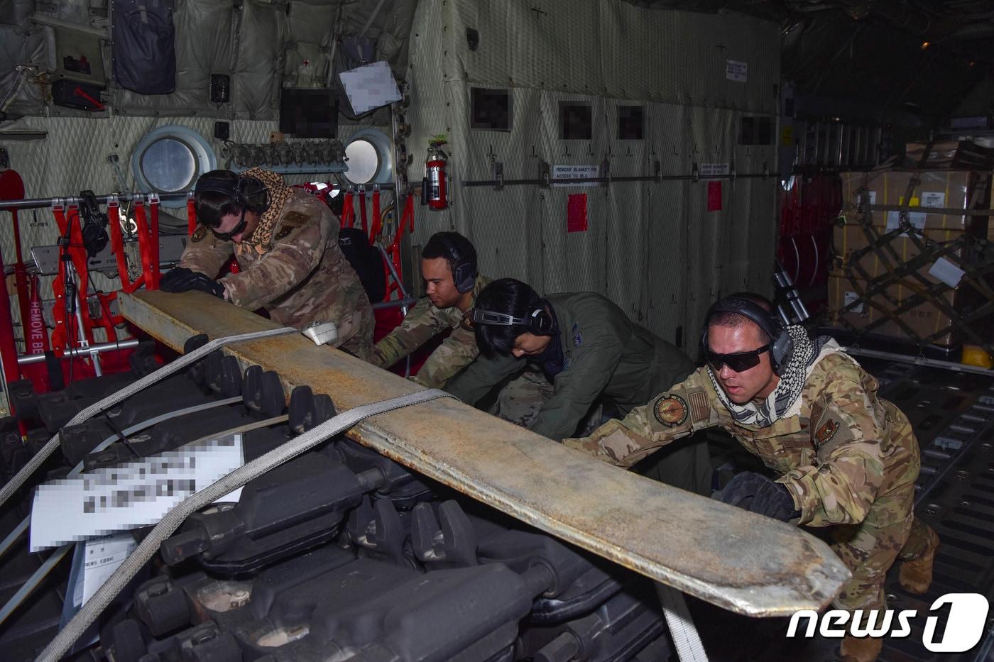 본문 이미지 - 항공추진보급기지(ATSP)에 착륙한 공군 C-130 수송기에서 한미 공군 장병들이 함께 군수물자를 하역 하고 있다. (공군 기동사 제공)  ⓒ 뉴스1