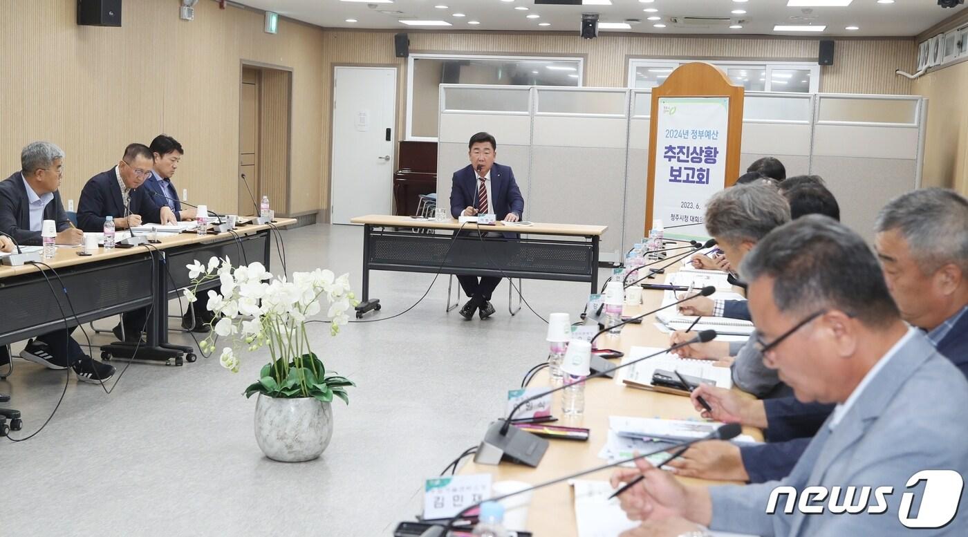 본문 이미지 - 이범석 충북 청주시장을 비롯한 실·국·소·본부장 등이 13일 임시청사 대회의실에서 국비확보 추진상황 보고회를 열고 있다.(청주시 제공).2023.6.13/뉴스1
