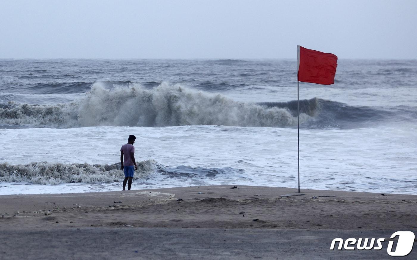 인도 북서부와 파키스탄 남부 해안으로 대형 사이클론 '비파르조이'가 강타할 것으로 예상되는 가운데, 뭄바이의 한 해안에서 거친 파도가 몰아치고 있다. ⓒ 로이터=뉴스1 ⓒ News1 이유진 기자