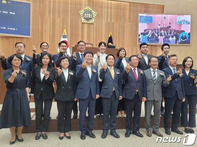본문 이미지 -  지난해 7월 세종시의회 개원식에 참석한 더불어민주당 소속 의원들이 최민호 시장, 최교진 교육감, 강준현·홍성국 의원과 함께 기념촬영을 하고 있다. / 뉴스1