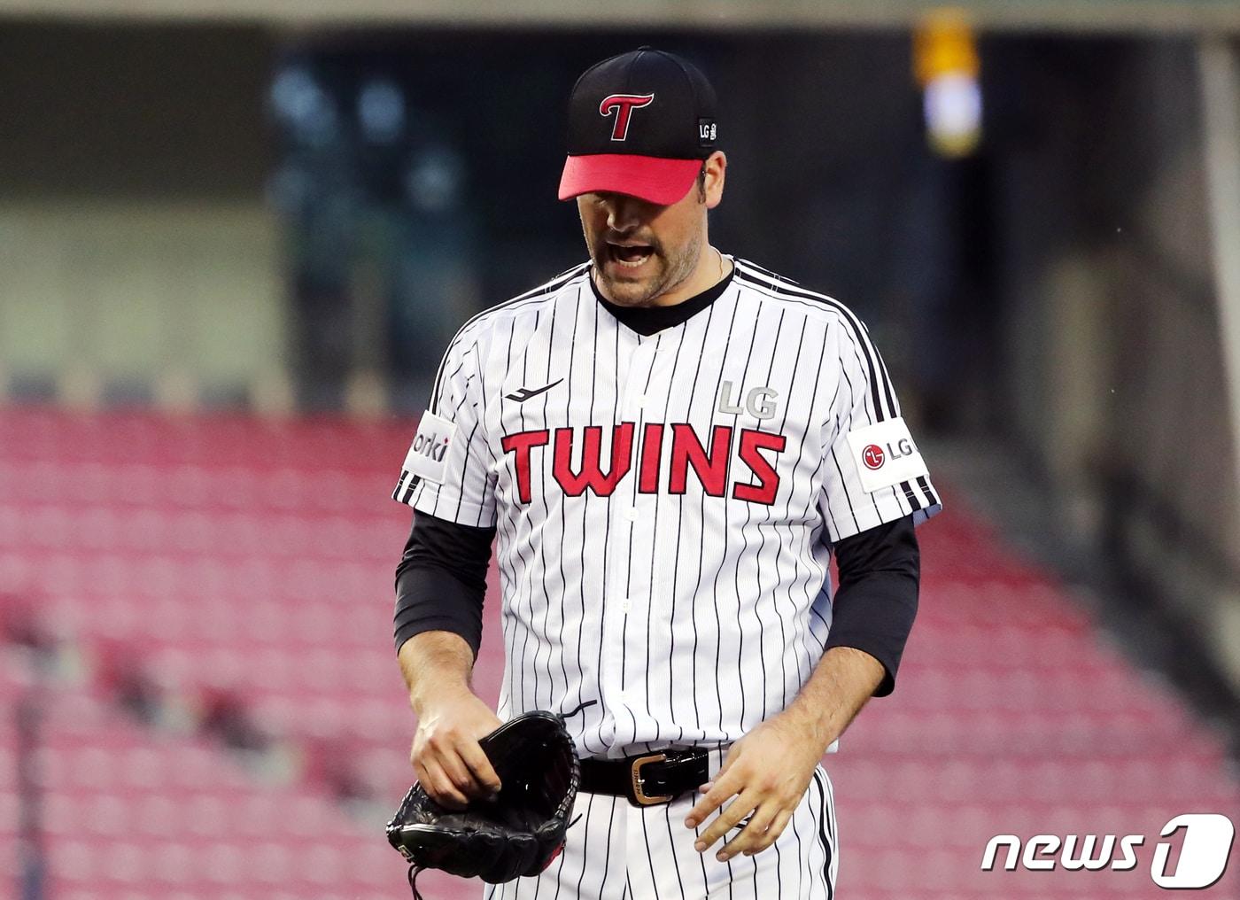 본문 이미지 - 13일 오후 서울 송파구 잠실야구장에서 열린 프로야구 '2023 신한은행 SOL KBO리그' 삼성 라이온즈와 LG 트윈스의 경기 5회초를 마친 LG 선발 아담 플럿코가 덕아웃으로 향하고 있다. 2023.6.13/뉴스1 ⓒ News1 이재명 기자