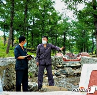 본문 이미지 - (평양 노동신문=뉴스1) = 북한 노동당 기관지 노동신문은 14일 "자연재해에 대한 위기의식을 더욱 높이자"라고 보도했다. 사진은 평안남도 구장군으로, 관계자들이 '재해성 기상현상'에 대처하기 위한 사업을 하고 있다. [국내에서만 사용가능. 재배포 금지. DB 금지. For Use Only in the Republic of Korea. Redistribution Prohibited] rodongphoto@news1.kr