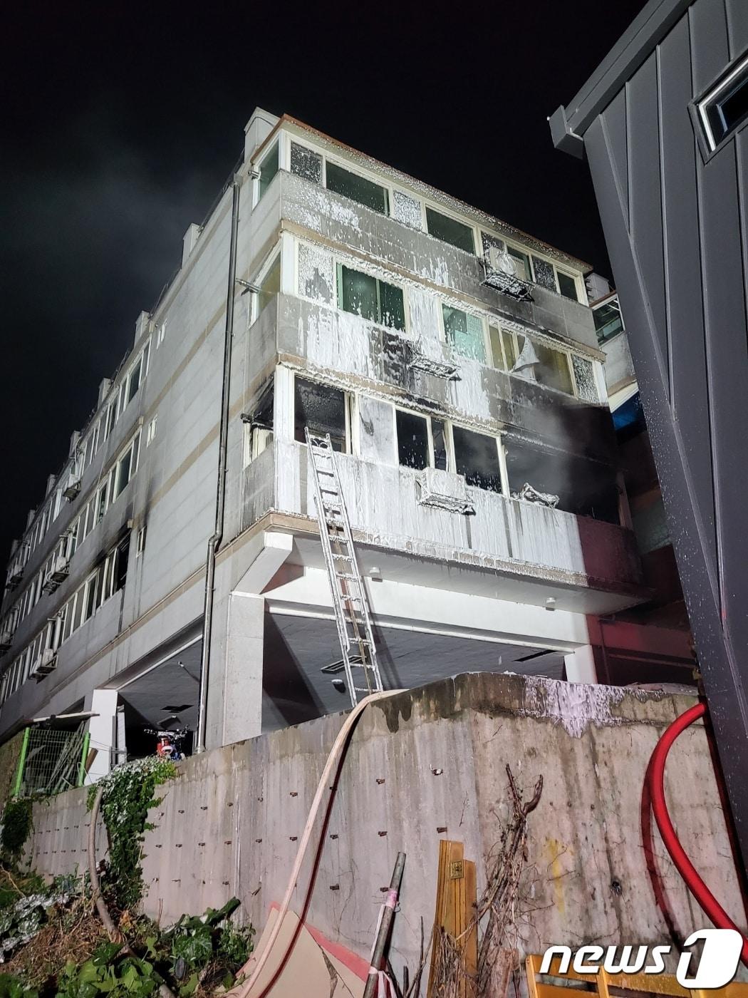 본문 이미지 - 14일 오전 1시께 경기 화성시 진안동의 4층짜리 다가구 주택에서 불이 나 주민 7명이 중경상을 당했다. (사진=경기도소방재난본부)