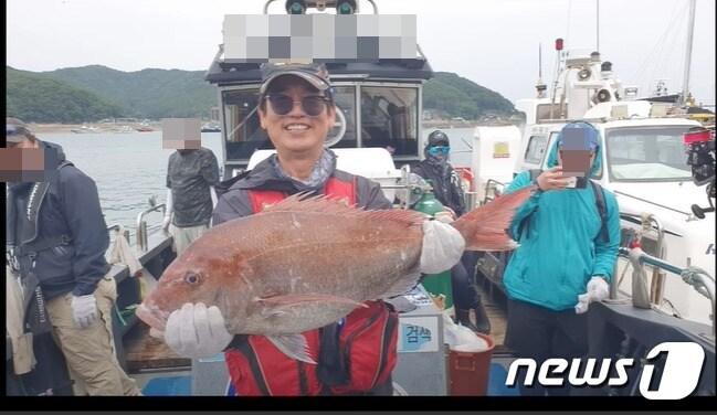 본문 이미지 - 유시민 작가가 최근 바다낚시에서 잡은 고기를 들어보이고 있는 모습. (유튜브 '황교익 Epi-Life' 갈무리) ⓒ 뉴스1 