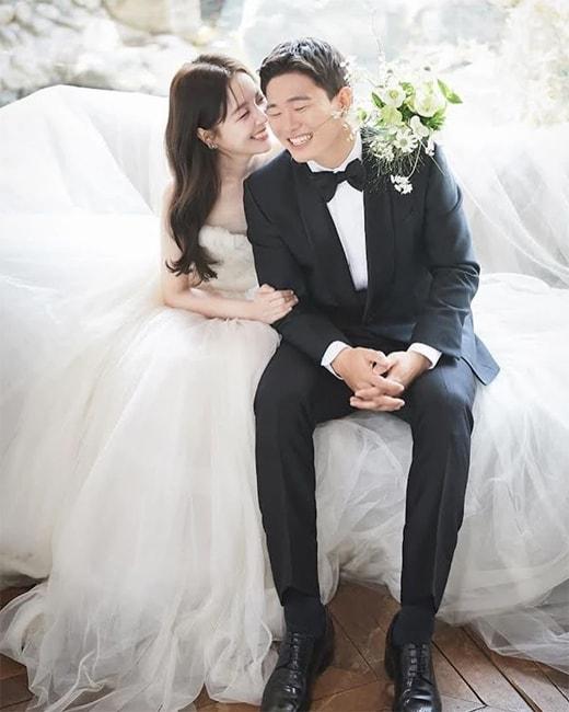 본문 이미지 -  권창훈과 정이수가 7월7일 결혼식을 올린다.(권창훈 SNS 캡처)