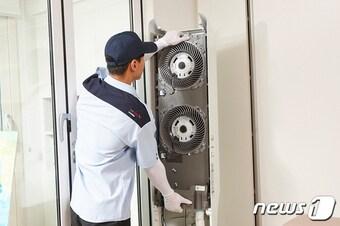 본문 이미지 - 한샘홈케어 전문가가 에어컨 내부청소를 위해 분해하는 모습 (한샘 제공)