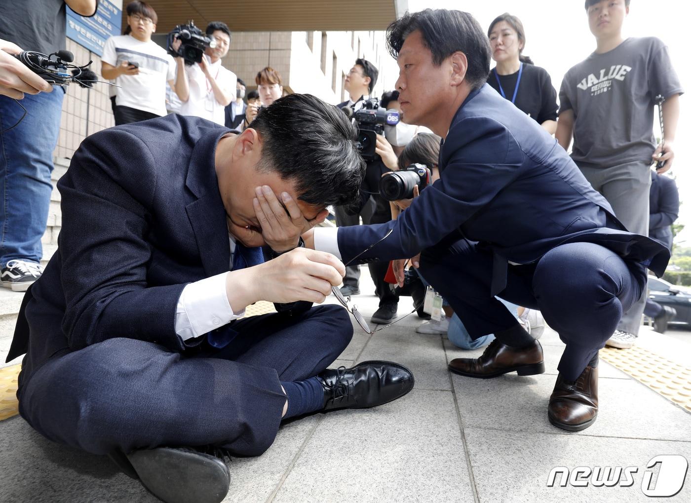본문 이미지 - 방통위 항의 방문을 나선 장경태 더불어민주당 최고위원이 14일 경기 과천시 정부과천청사 방송통신위원회에 앞에서 성명서를 낭독하던 중 쓰러진 뒤 앉아서 휴식을 취하고 있다. ⓒ News1 박지혜 기자
