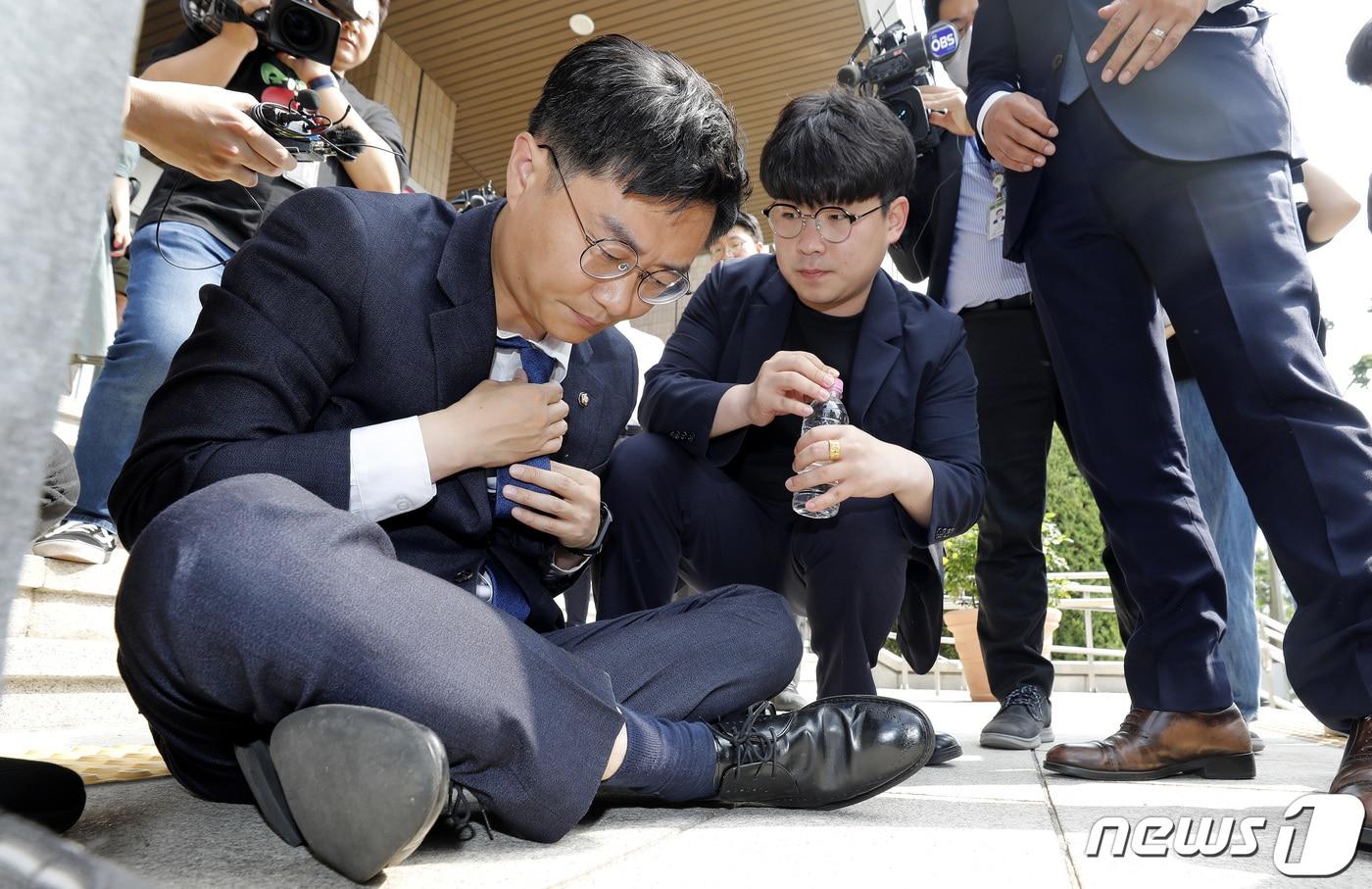 본문 이미지 - 방통위 항의 방문을 나선 장경태 더불어민주당 최고위원이 14일 경기 과천시 정부과천청사 방송통신위원회에 앞에서 성명서를 낭독하던 중 쓰러진 뒤 앉아서 휴식을 취하고 있다. 2023.6.14/뉴스1 ⓒ News1 박지혜 기자