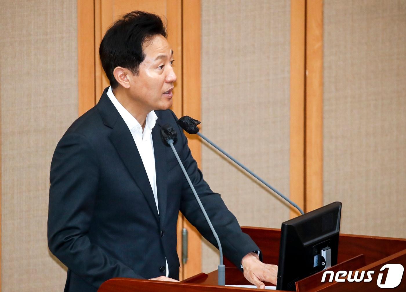 본문 이미지 - 오세훈 서울시장이 14일 서울 중구 서울시의회에서 열린 제319회 정례회 제3차 본회의에 참석해 정준호 의원 질의에 답변하고 있다. 2023.6.14/뉴스1 ⓒ News1 김도우 기자