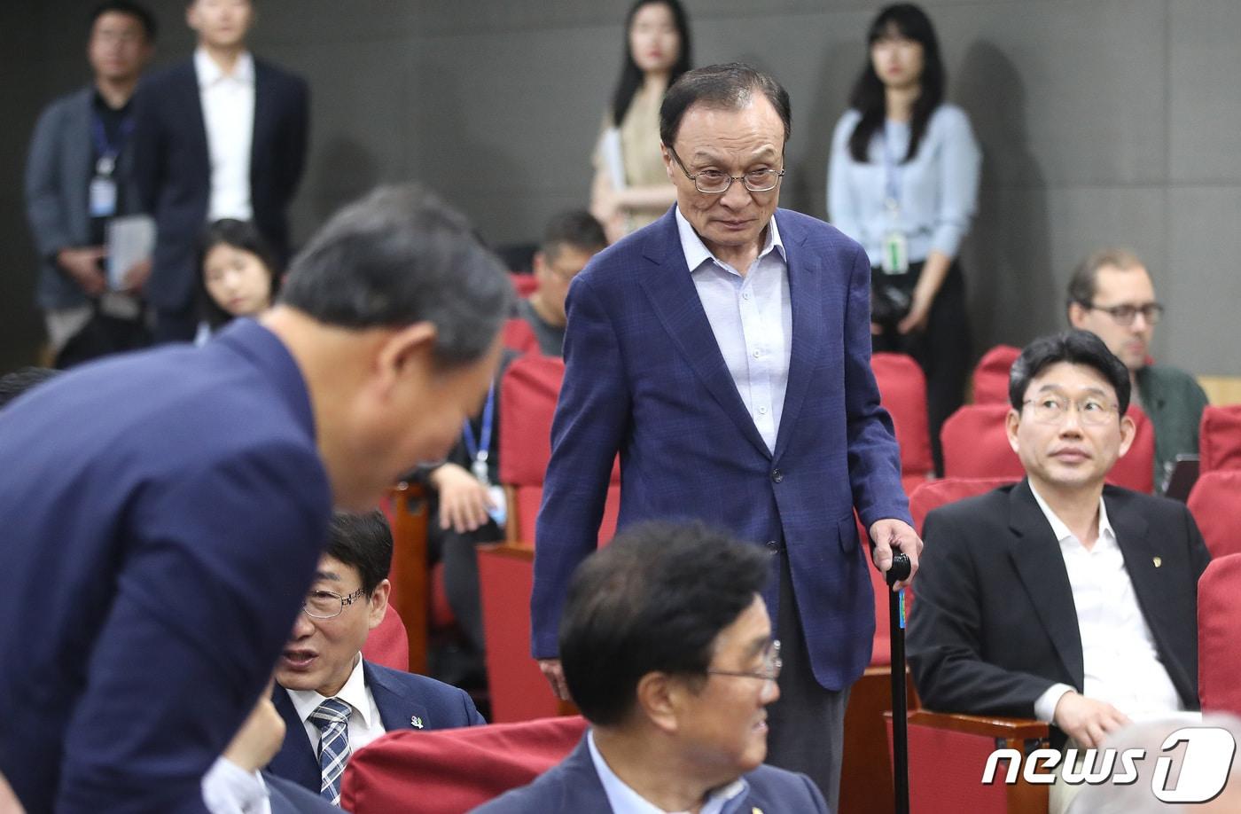 이해찬 더불어민주당 상임고문이 지난 6월 14일 오전 서울 여의도 국회 의원회관에서 열린 6.15 남북공동선언 23주년 기념 토론회에 인사를 받으며 참석하고 있다. ⓒ News1 임세영 기자