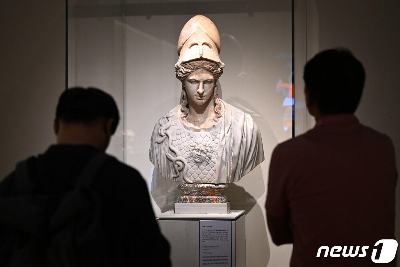 14일 서울 용산구 국립중앙박물관 상설전시관 고대 그리스·로마실에서 '그리스가 로마에게, 로마가 그리스에게' 언론공개회를 찾은 관계자들이 그리스 신화 속 전쟁과 지성의 여신 아테네/미네르바 대리석 흉상을 감상하고 있다. 국립중앙박물관은 이번 전시에서 오스트리아 빈미술사박물관과 공동 기획으로 '가이우스 율리우스 카이사르의 초상' 등 126점의 작품을 선보인다.  / 뉴스1 ⓒ News1 안은나 기자