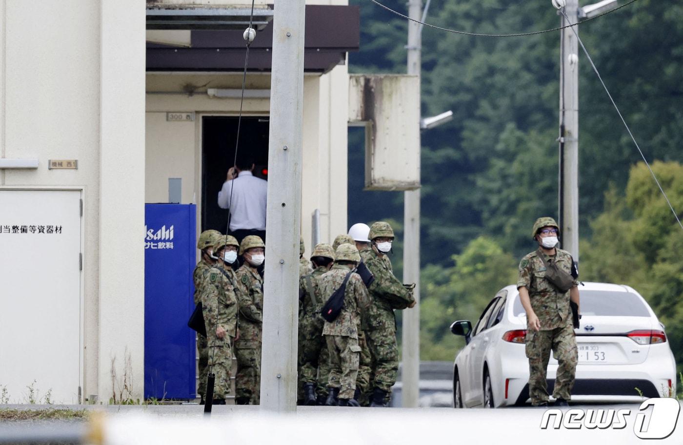 일본 중부 기후현 기후시에 있는 육상자위대의 사격장에서 14일 오전, 실탄 훈련 중 자위관 후보생 1명이 대원 3명을 향해 발포, 대원 2명이 사망한 가운데 대원들이 사격장 주변에 모여 있다. ⓒ 로이터=뉴스1 ⓒ News1 최종일 기자