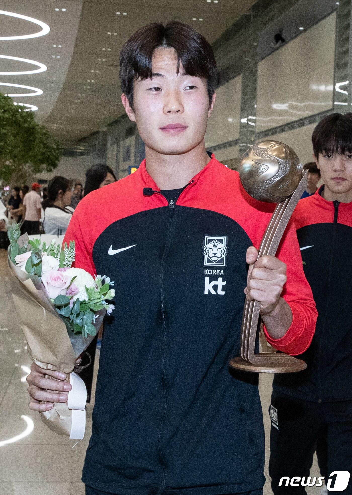 본문 이미지 - 2023 국제축구연맹(FIFA) U-20 월드컵에서 4강이라는 금자탑을 쌓은 U20 축구대표팀 이승원이 14일 오후 인천국제공항 제2여객터미널을 통해 입국하고 있다. 2023.6.14/뉴스1 ⓒ News1 이재명 기자