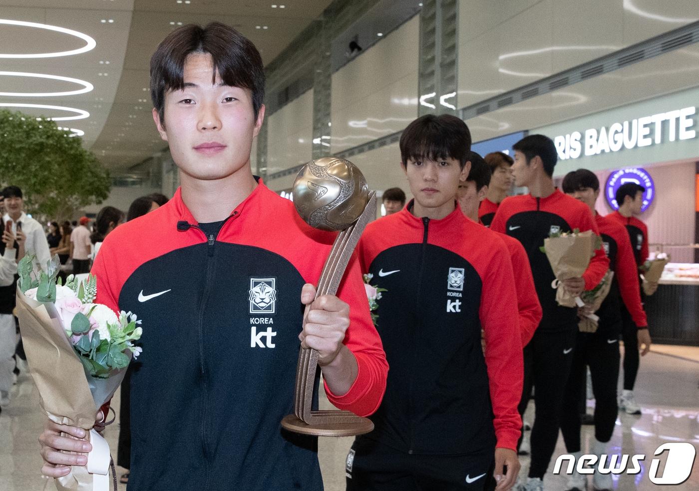 본문 이미지 - 2023 국제축구연맹(FIFA) U-20 월드컵에서 4강이라는 금자탑을 쌓은 U20 축구대표팀 이승원이 14일 오후 인천국제공항 제2여객터미널을 통해 입국하고 있다. 2023.6.14/뉴스1 ⓒ News1 이재명 기자