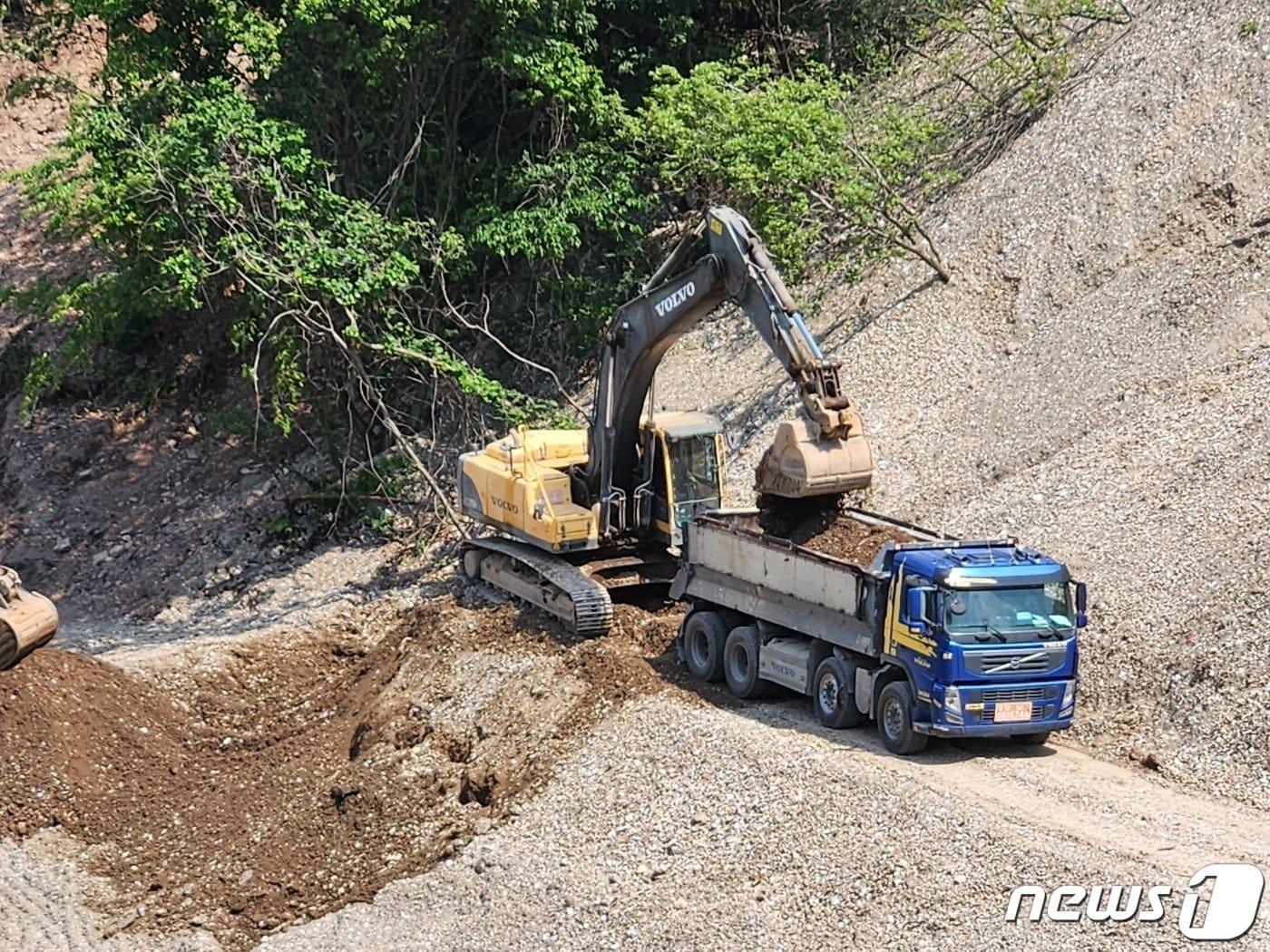 본문 이미지 - 경남 의령군이 동산공원묘원에 불법 매립된 폐기물을 반출하고 있다.(의령군 제공)