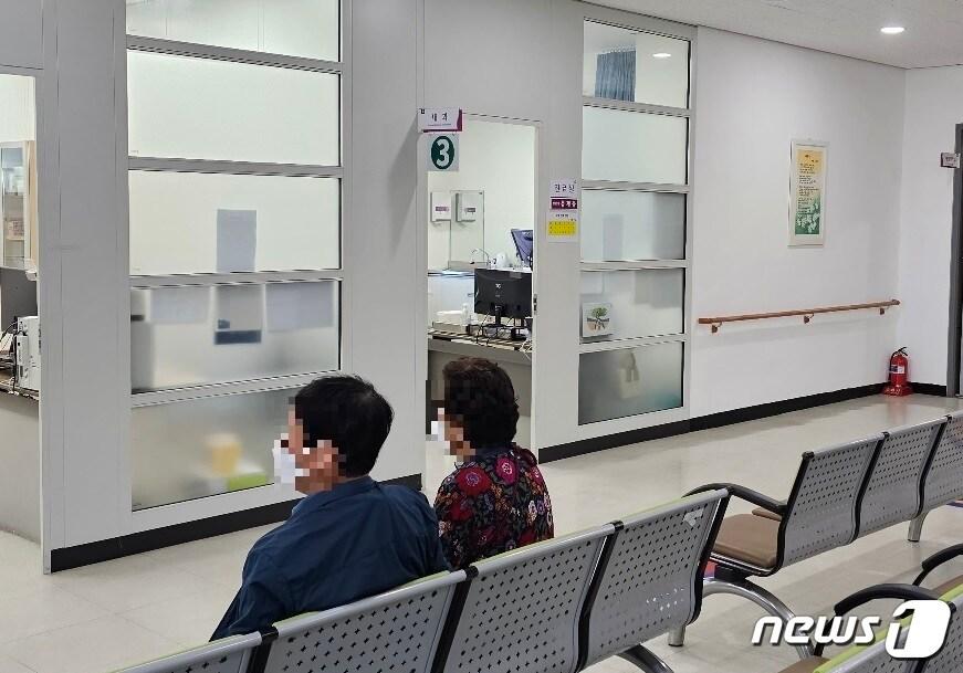 본문 이미지 - 산청군보건의료원 내과 앞에서 진료를 받기 위해 기다리는 환자들. 2023.6.14 뉴스1/한송학기자