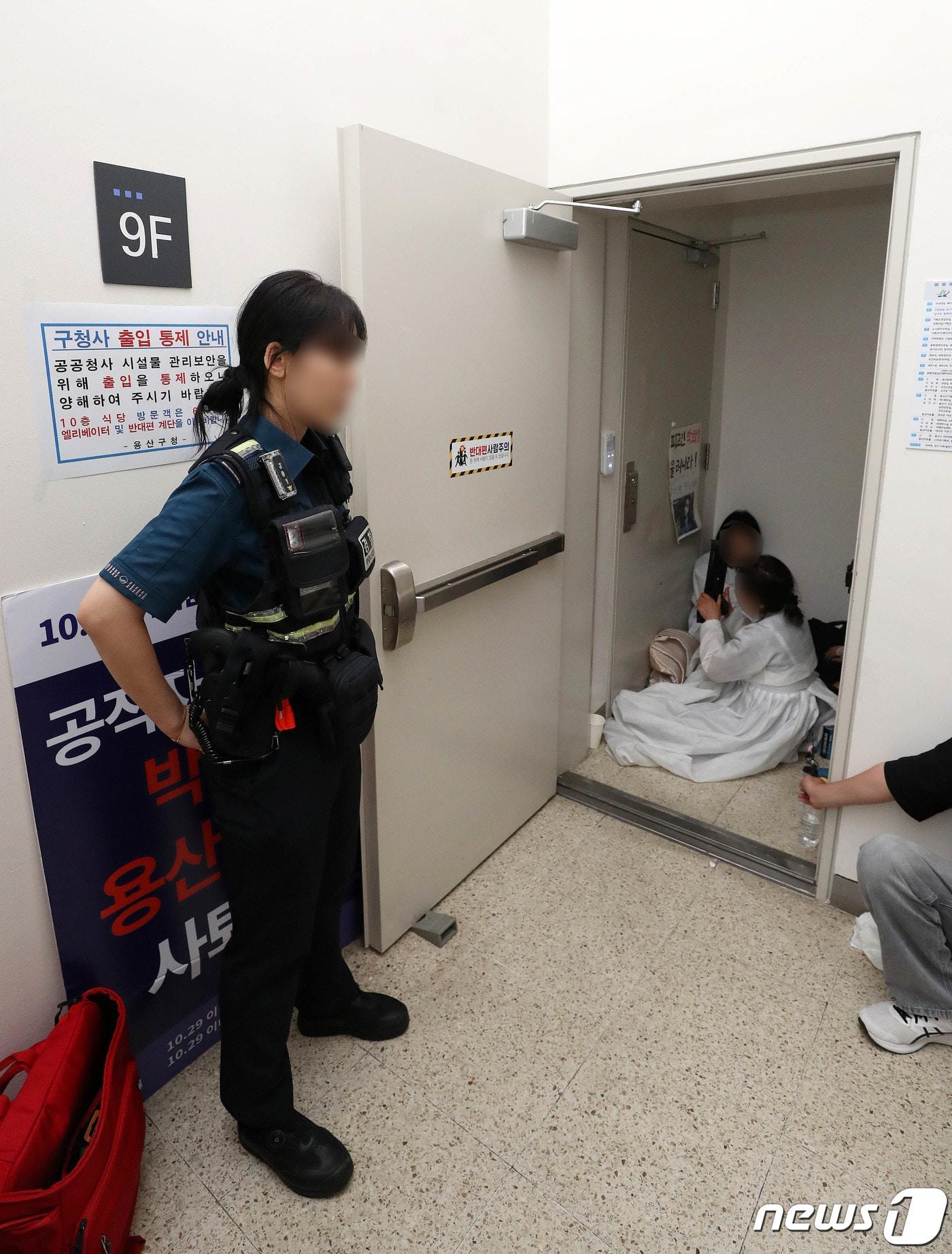 본문 이미지 - 이태원참사 유가족들이 서울 용산구청 9층 구청장실 앞에서 시위를 벌이는 모습.  ⓒ News1 