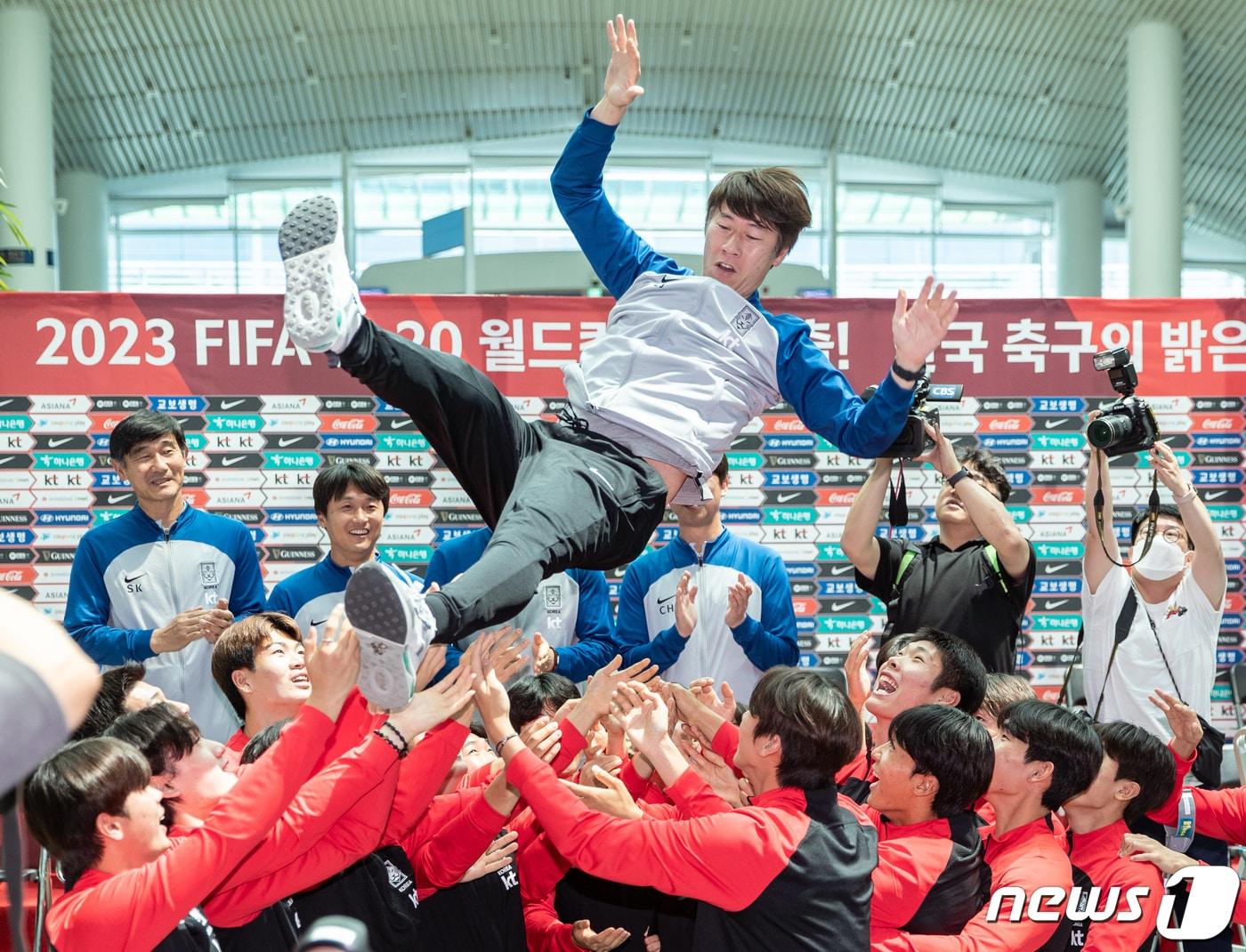 본문 이미지 - 2023 국제축구연맹(FIFA) U-20 월드컵에서 4강이라는 금자탑을 쌓은 U20 축구대표팀이 14일 오후 인천국제공항 제2여개터미널에서 열린 선수단 입국 환영행사에서 김은중 감독을 헹가래 치고 있다. 2023.6.14/뉴스1 ⓒ News1 이재명 기자