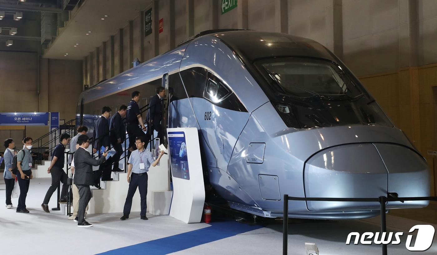  현대로템의 최고 시속 320㎞ 동력 분산식 고속차량 EMU-320.&#40;뉴스1 자료사진&#41;