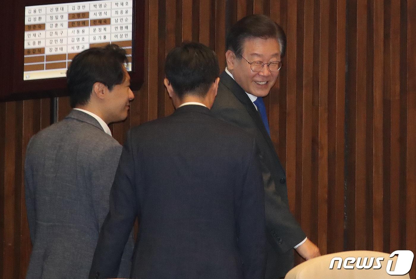 본문 이미지 - 이재명 더불어민주당 대표가 14일 오후 서울 여의도 국회에서 열린 제407회 국회(임시회) 제3차 본회의 교육·사회·문화 분야 대정부질문에서 장경태 의원과 이야기를 나누고 있다. 이날 장 의원은 정부과천청사에 있는 방통위를 방문해 항의 성명 낭독 과정에서 돌연 의식을 잃고 쓰러졌다. 장 의원 측은 빈혈로 인한 일시적인 실신이라며 현재는 상태가 호전된 것으로 전해졌다. 2023.6.14/뉴스1 ⓒ News1 임세영 기자