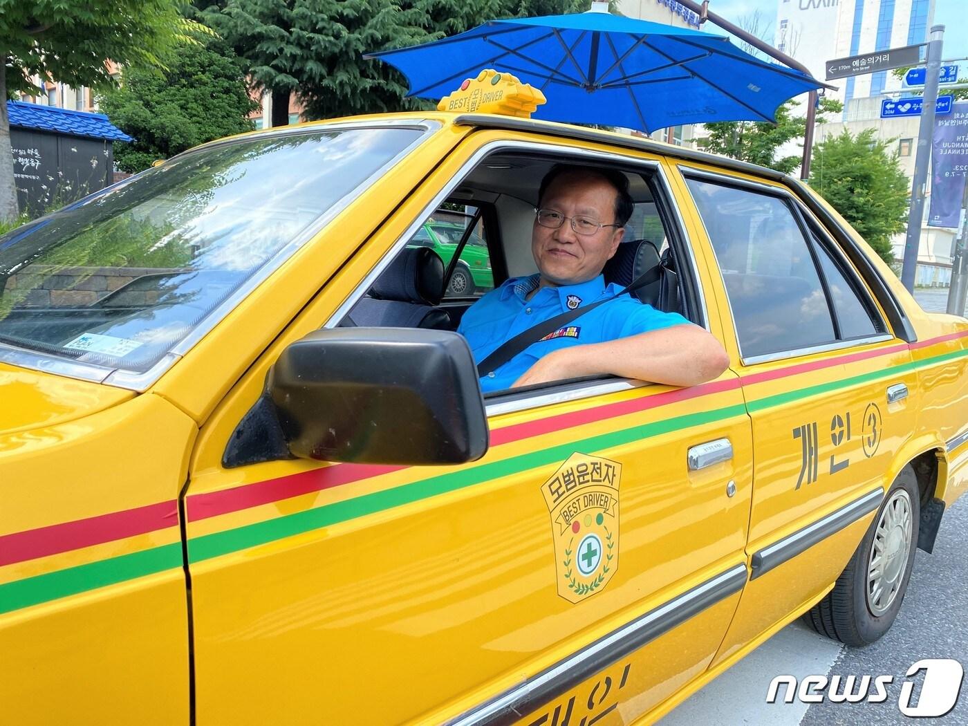 본문 이미지 - 영화 '택시운전사' 콘셉트를 모티브한 광주 동구의 '다시 달리는 택시운전사'의 모습. (동구 제공) 2023.6.14/뉴스1