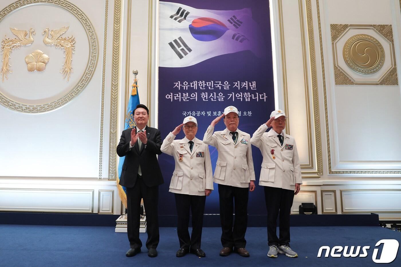 본문 이미지 - 윤석열 대통령(왼쪽)이 지난 14일 청와대 영빈관에서 열린 국가유공자 및 보훈가족 초청 오찬에 참석한 손희원 대한민국 6·25참전유공자회장, 김창석, 이하영 이사와 기념촬영을 하고 있다. (대통령실 제공) 2023.6.14/뉴스1 ⓒ News1 오대일 기자