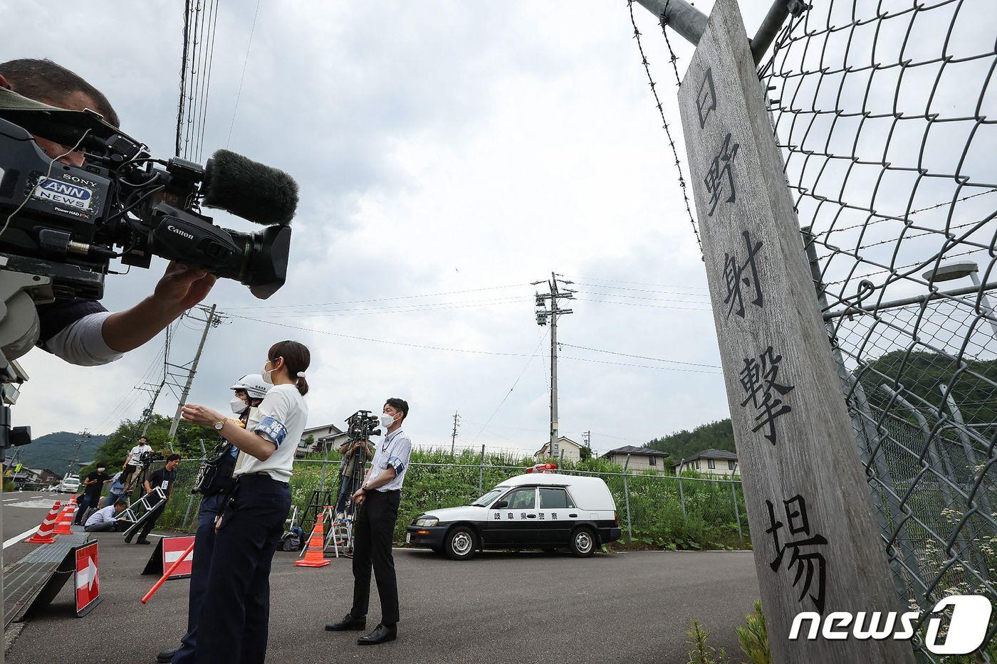 본문 이미지 - 14일 일본 기후현 기후시 히노 기본사격장 입구에서 취재진이 모여 총격 사건을 보도하고 있다. 이날 자위관 후보생이 훈련 중 쏜 총에 대원 2명이 숨지고 1명이 다쳤다. 2023.06.14 ⓒ AFP=뉴스1 ⓒ News1 권진영 기자