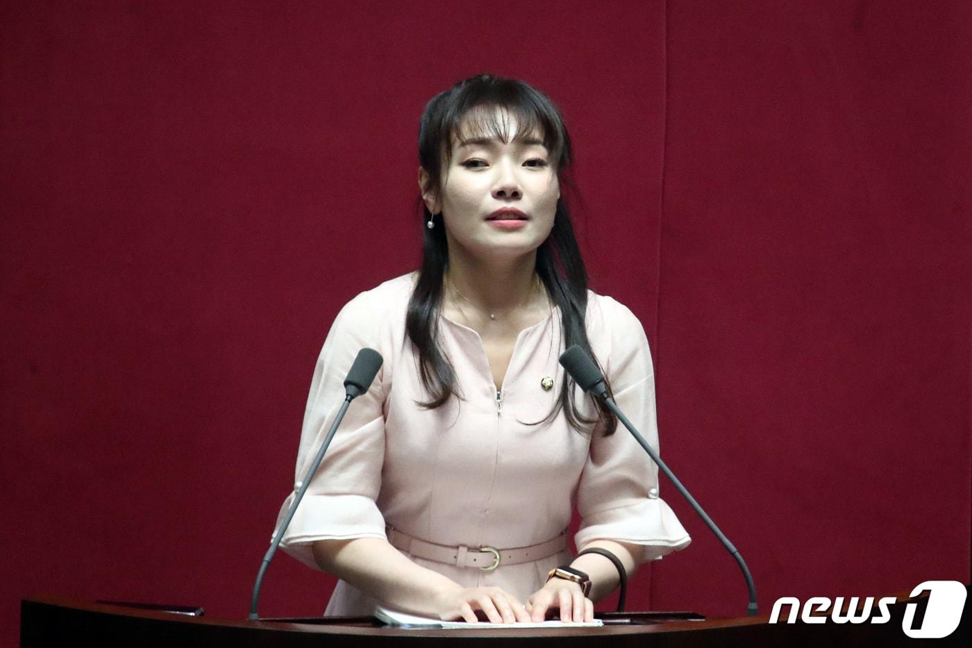 김예지 국민의힘 의원이 14일 오후 서울 여의도 국회에서 열린 제407회 국회(임시회) 제3차 본회의 교육·사회·문화 분야 대정부질문에서 한동훈 법무부 장관에게 질의하고 있다. 2023.6.14/뉴스1 ⓒ News1 황기선 기자