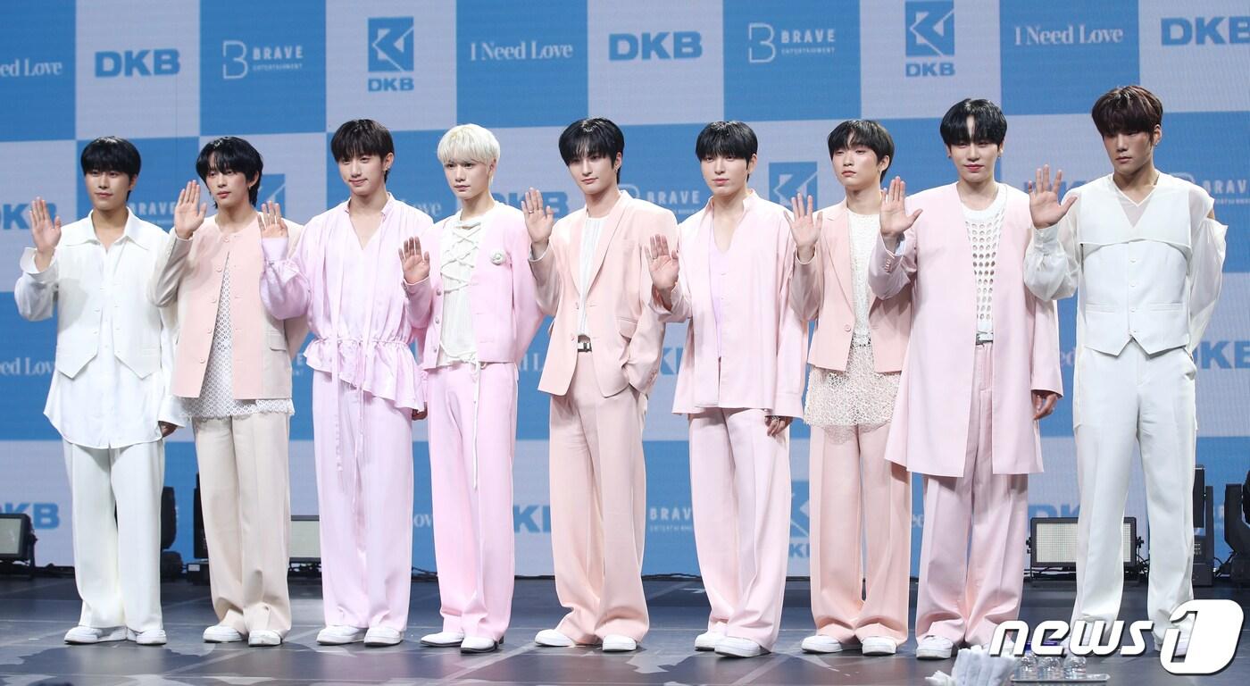 보이그룹 다크비(DKB)가 14일 오후 서울 마포구 서교동 신한 플레이 스퀘어 라이브홀에서 가진 여섯 번째 미니앨범 '아이 닛 럽(I Need Love)'의 쇼케이스에서 포즈를 취하고 있다. 2023.6.14/뉴스1 ⓒ News1 권현진 기자
