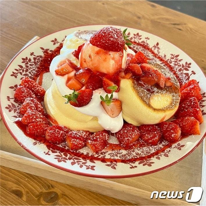 본문 이미지 - 전남 담양군이 농특산물을 활용한 디저트 상품 공모전을 통해 9개 업체를 선정했다. 선정된 디저트 중 하나인 코튼드수플레의 딸기수플레.(담양군 제공)2023.6.14./뉴스1