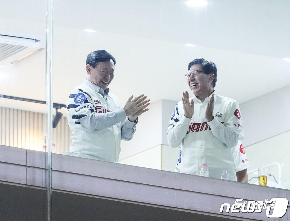 본문 이미지 - 13일 부산 사직야구장에서 열린 2023 KBO리그 롯데자이언츠와 한화이글스의 경기에서 신동빈 롯데 구단주와 박형준 부산 시장이 경기를 관전하고 있다.(롯데자이언츠 제공)