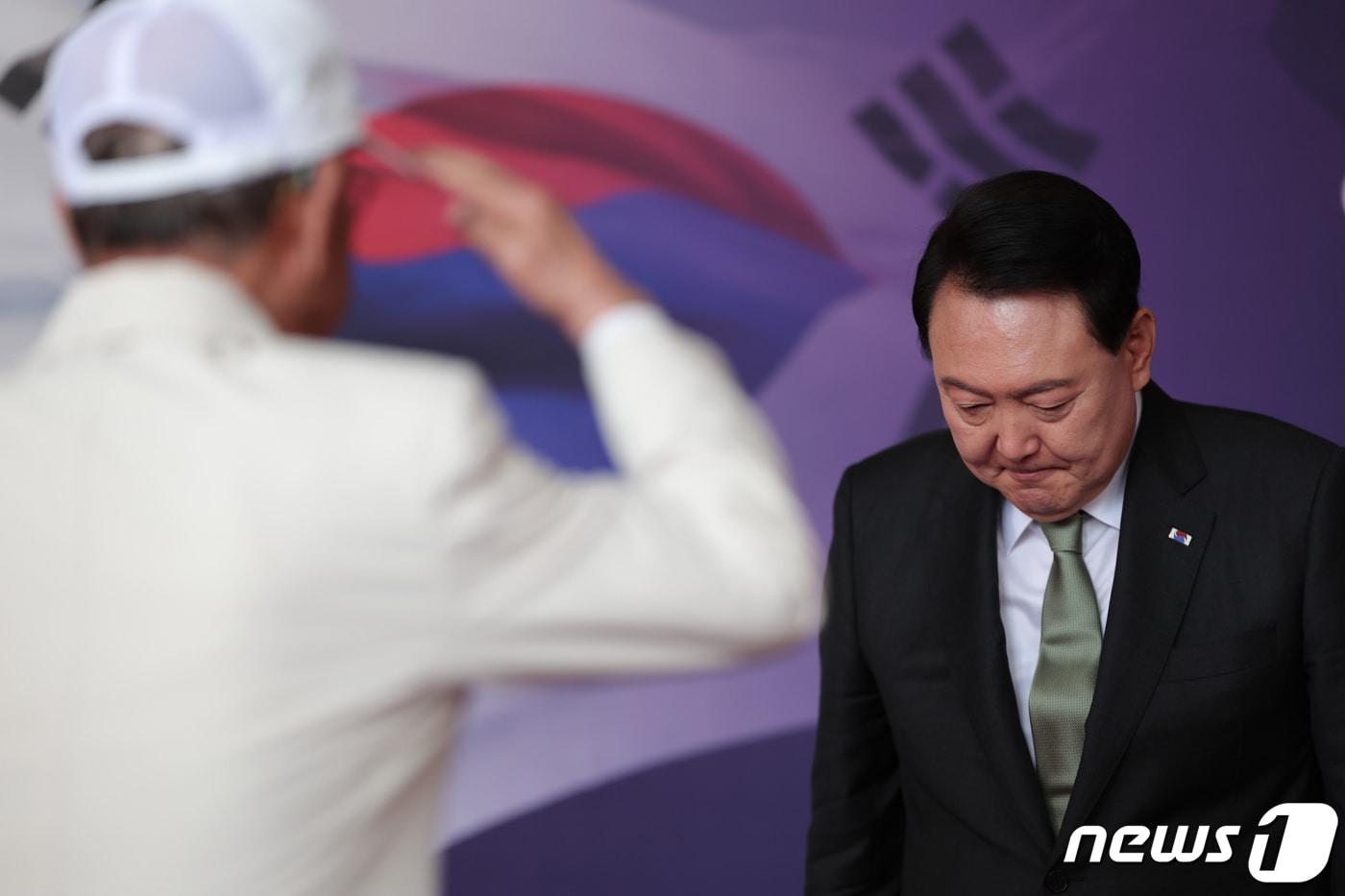 본문 이미지 - 윤석열 대통령과 김건희 여사가 14일 청와대 영빈관에서 열린 국가유공자 및 보훈가족 초청 오찬에서 참석자들을 영접하고 있다. (대통령실 제공) 2023.6.14/뉴스1 ⓒ News1 오대일 기자
