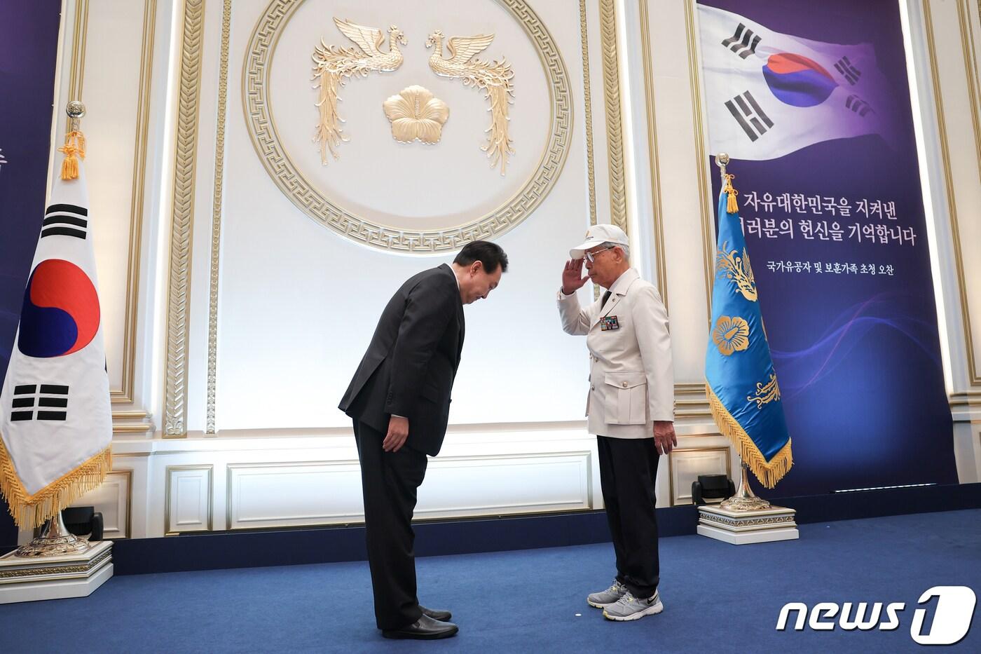 본문 이미지 - 윤석열 대통령이 지난 14일 청와대 영빈관에서 열린 국가유공자 및 보훈가족 초청 오찬에서 참석자들을 영접하고 있다. (대통령실 제공) 2023.6.14/뉴스1 ⓒ News1 오대일 기자