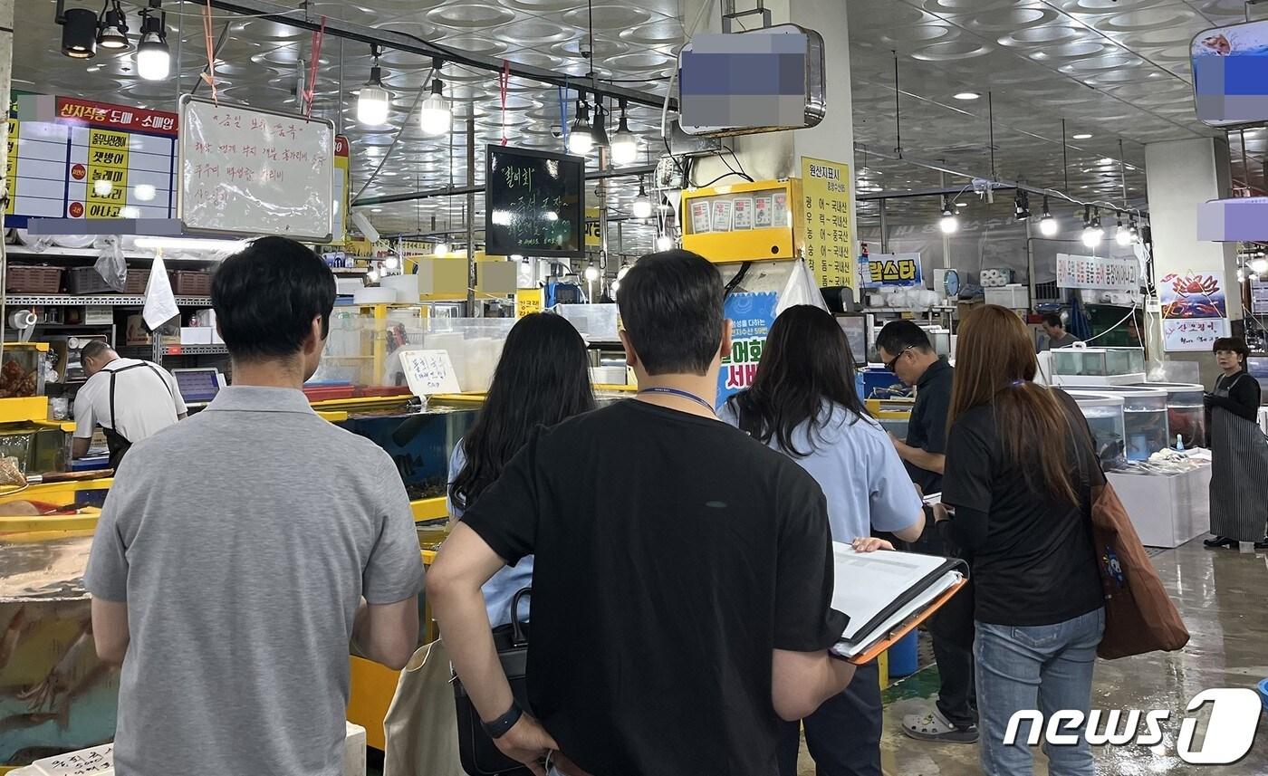 본문 이미지 - 수입수산물 원산지 단속 모습.(충남도 제공)/뉴스1