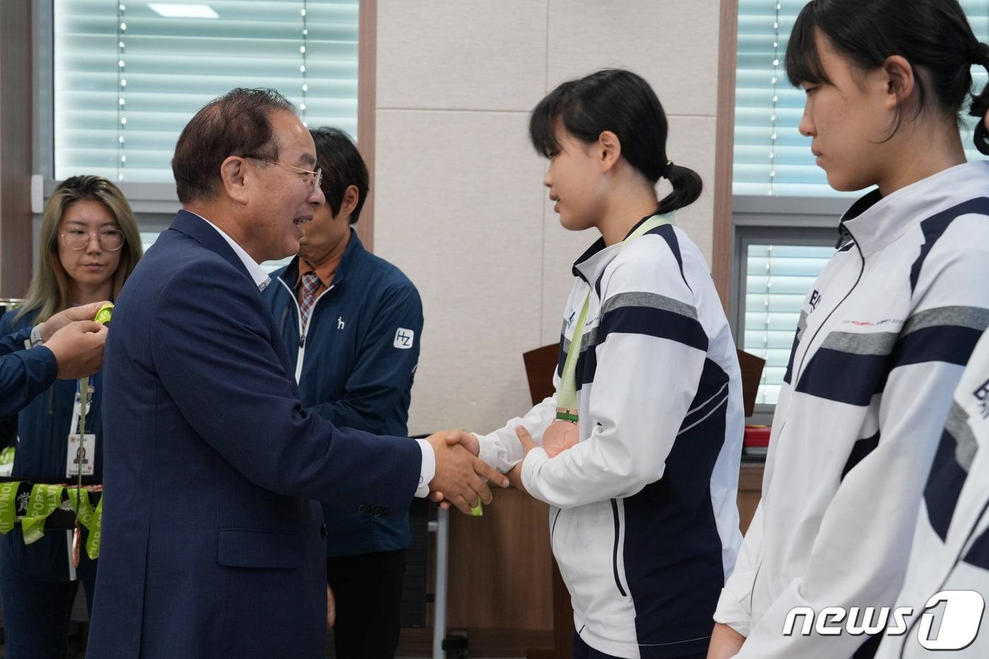 본문 이미지 - 14일 오후 4시 부산시교육청 별관에서 열린 전국소년체육대회 해단식에서 하윤수 시교육감이 선수들을 격려하고 있다(부산시교육청 제공) 