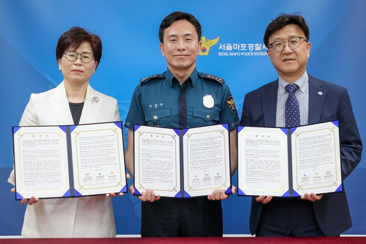 본문 이미지 - 14일 서울 마포경찰서에서 김예숙(왼쪽부터) 사랑의전화 마포종합사회복지관장·임성순 마포경찰서장·임양수 한국중부발전 서울발전본부장이 범죄 피해자 지원을 위한 업무협약을 체결했다.(마포경찰서 제공)
