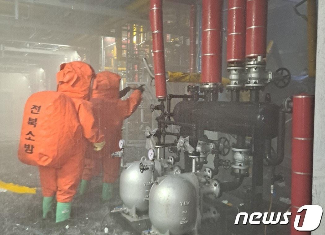 본문 이미지 - 14일 오후 4시14분께 전북 군산시 오식도동의 한 이차전지 전해액 생산 공장에서 가스 대량으로 누출되는 사고가 발생했다.(전북소방본부 제공)2023.6.14/뉴스1