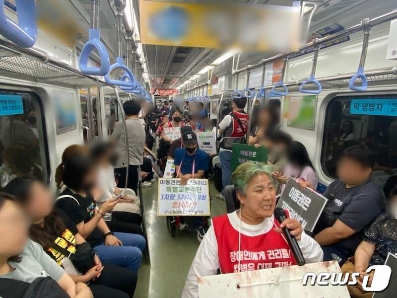 본문 이미지 - 14일 전국장애인차별철폐연대가 부산 지하철에 탑승해 장애인 이동권 보장에 대한 선전전을 펼치고 있다.( 전국장애인차별철폐연대 제공)