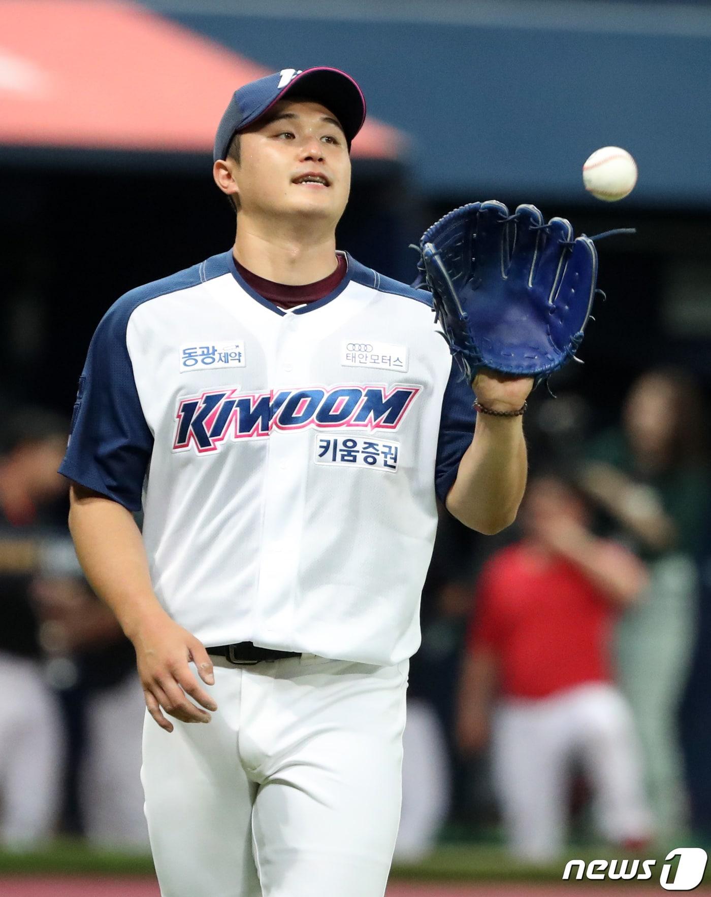 본문 이미지 - 14일 오후 서울 구로구 고척스카이돔에서 열린 '2023 신한은행 SOL KBO리그' 키움 히어로즈와 KIA 타이거즈의 경기, 키움 선발 최원태가 3회초 1사 1,3루 상황에서 KIA 소크라테스의 2루수 땅볼로 1실점을 한 후 아쉬워하고 있다. 2023.6.14/뉴스1 ⓒ News1 김성진 기자