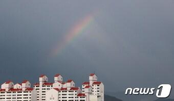 본문 이미지 - 14일 경남 함양군 상공에 소나기를 머금은 무지개가 떠 있다. (함양군 김용만 제공)2023.6.14/뉴스1