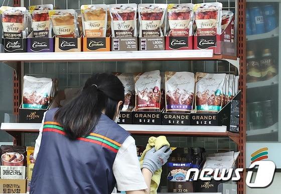 본문 이미지 - 서울시내 한 편의점에서 아르바이트생이 매대를 정리하는 모습.ⓒ News1 조태형 기자