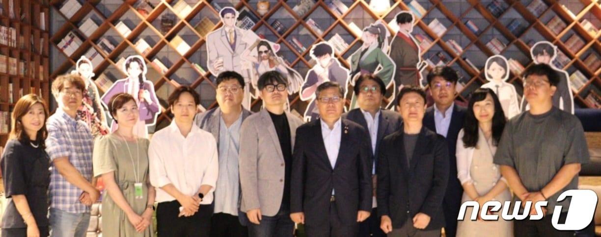 본문 이미지 - 전병극 문화체육관광부 제1차관이 14일 서울 마포구 웹툰 제작사 ㈜재담미디어를 방문해 관계자들을 만나 웹툰 산업 발전을 위한 업계 지원방안 등을 논의한 뒤 기념촬영을 하고 있다.