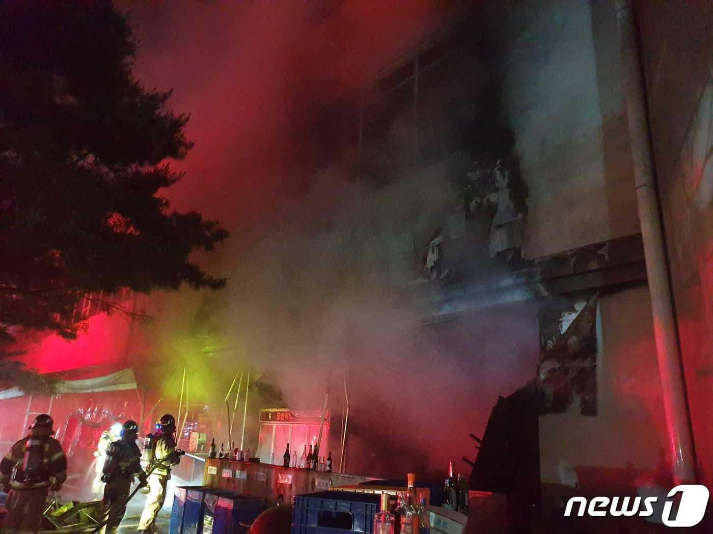 본문 이미지 - 강원 고성 죽왕면 삼포리 리조트 화재.(강원도특별자치도소방본부 제공) 2023.6.15/뉴스1